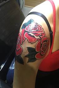 мода красива личност роза рамо татуировка снимка