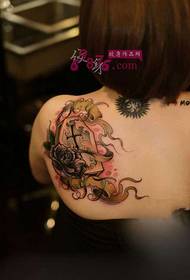 Dievča zadné rameno kríž zámku osobnosti tetovanie