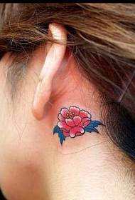 Photo de spectacle de tatouage: motif de tatouage de pivoine d'oreille