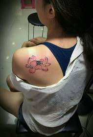 meisjes hebben een bloeiende lotus-tatoeage op de schouder
