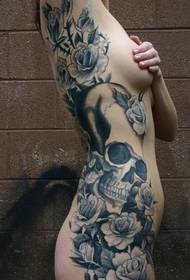全裸女性侧腰漂亮骷髅花朵结合纹身图图片
