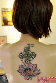 persoonlijkheid meisje terug op de mode kruis en bloem persoonlijkheid tattoo