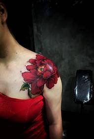 tatuajul de trandafir roșu pe umăr este plin de aromă