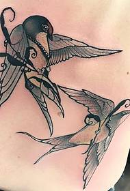 tatuaggio a forma di rondine con due rondini a vita laterale new school