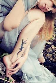 girl legs on gecko tattoo