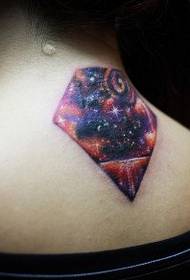 задниот врат на девојката Исклучителна кул шема на тетоважи со дијаманти во starвезда
