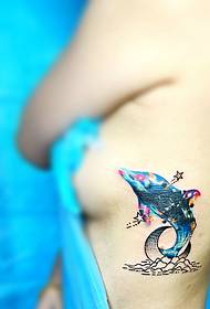 barevné delfínové tetování na boku dívčího pasu