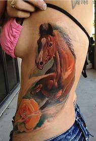 femme tatouée sur le côté rose et cheval travaille photo