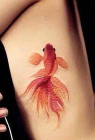 wzór tatuażu z boku małej złotej rybki niech oczy osoby są jasne