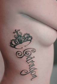 coroana pieptului de frumusețe laterală cu poză de tatuaj cu model Letter