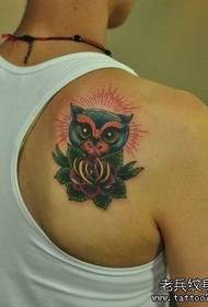 男生肩背一款猫头鹰纹身图案