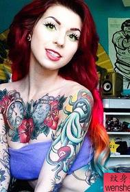femeie tatuaj creativ piept de muncă