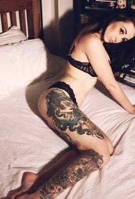mujer tatuaje de pierna de flor en blanco y negro funciona