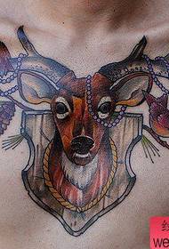 patrón de tatuaxe de ciervo de peito