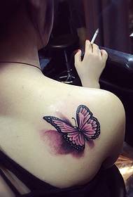 Poza tatuaj 3D fluture stând pe umărul frumos