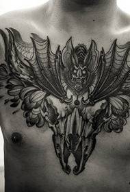 vyro krūtinė madinga šikšnosparnio avių galvos tatuiruotės tatuiruotės modelis