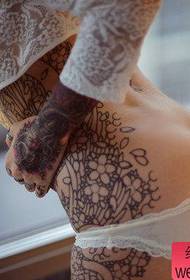 bočni struk tetovaža djevojka rad tetovaža