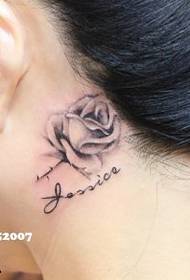 Ženku koja stoji iza uzorka tetovaže od ruža ušiju pruža dvorana za tetoviranje