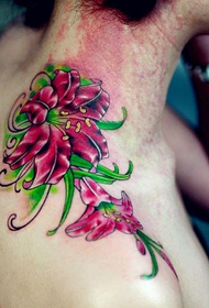 meitenes pleca delikāts lilijas tetovējums
