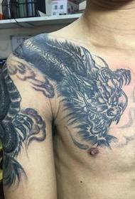 normë jashtëzakonisht e lartë e mbivendosjes së tatuazheve dragoit mbi supe