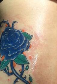 слика тетоваже бочног рука са плавом ружом је врло привлачна
