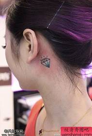 muestra de tatuajes recomendada Un pequeño tatuaje de diamante fresco trabaja detrás de la oreja de una mujer
