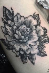 model beli tatuazh me lule gri të zezë evropiane dhe amerikane