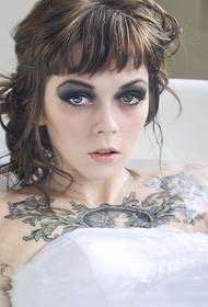 баня красота шоу гърдите секси татуировки снимки