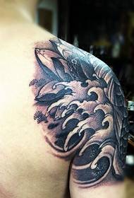 sopra la spalla bel tatuaggio calamari in bianco e nero