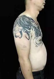 isang simpleng dragon tattoo sa paligid ng balikat