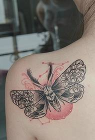 parfüméiert Schëlleren bleift op engem wonnerschéine Schmetterling Tattoo Muster