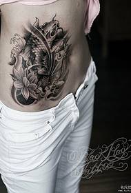 tatuointiohjelman kuva suosittelee naisen puoleista vyötäröä, kalmaria, lootuksen tatuointikuviota