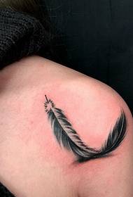 fragrant shoulder A feather tattoo picture on it is very unique