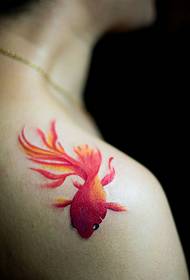 落在肩膀上精美水灵灵的红色鲤鱼纹身