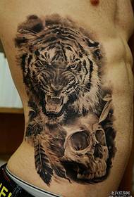 På siden av midjen, et dominerende tigerhode tatoveringsmønster