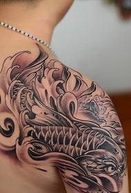 Ciondolo con allettante modello di tatuaggio con calamari sulle spalle