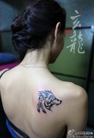 dievčatá ramená módne pohľadný totem vlk hlavy tetovanie vzor