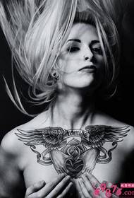 欧米の美胸黒と白の翼の創造的なタトゥー