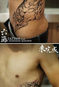 bočni struk dominirajući muški tigar niz planinski uzorak tetovaža