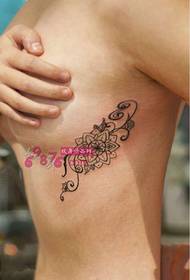 obraz tatuaż tatuaż waniliowy po stronie piersi