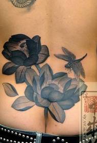 svart og hvit Dragonfly lotus tatoveringsmønster av personens rygg i midjen