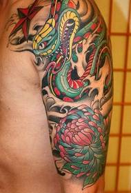 Et halvfarget tatoveringsmønster for slangekrysantemum