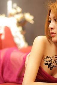 ładna dziewczyna w klatce piersiowej uwodzicielski tatuaż róży