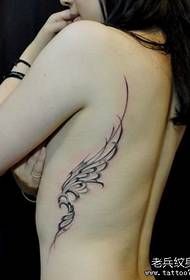 piękna strona klatki piersiowej piękne winorośli skrzydła tatuaż wzór