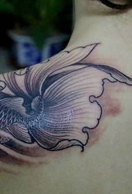 fekete-fehér kis tintahal tetoválás a vállán