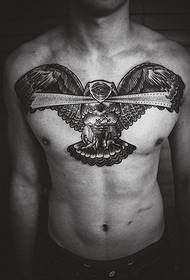 мъж гърдите доминиращ триъгълник орел орел черно-бяла татуировка
