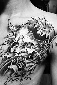 класична прајзна тетоважа на градите на мажот