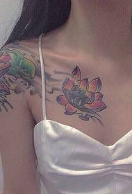 Sopr'à a spalla di a bella foto di tatuaggio di loto sexy è affascinante