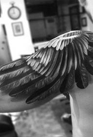 Sklandantis dangus, skara tikroviškų sparnų tatuiruotės modelį