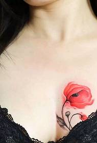 prachtige godin borst getatoeëerd met een bloem tattoo
